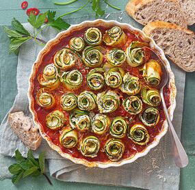 Zucchini-Feta-Röllchen in Tomatensoße