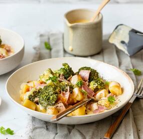 Gnocchi mit Schinken und Sauce hollandaise