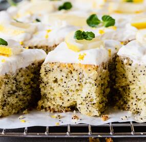 Zitronen-Mohn-Kuchen mit Quarkcreme