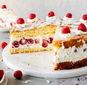 Käse-Sahne-Torte mit Himbeeren