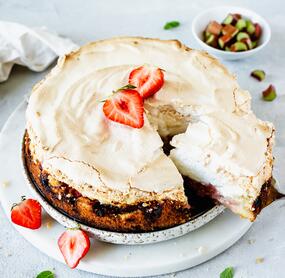 Erdbeer-Rhabarber-Kuchen mit Baiser