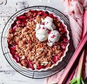 Rhabarber-Crumble mit Vanilleeis