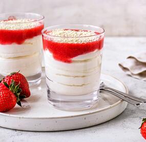 Spaghettieis-Dessert im Glas