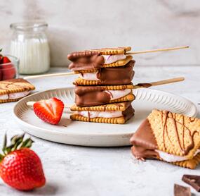Erdbeer-Butterkeks-Eis am Stiel