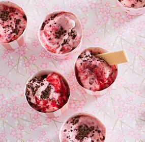 Stracciatella-Erdbeereis