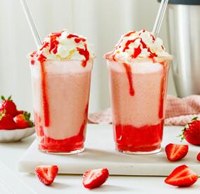 Erdbeer-Frappuccino mit Erdbeersoße