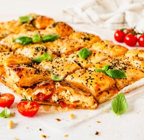 Blätterteigtaschen mit Feta und Tomatenpesto