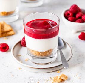 Cheesecake im Glas mit Himbeeren