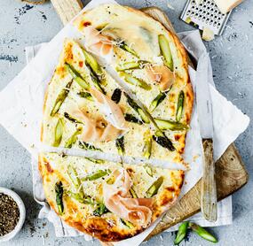 Flammkuchen mit grünem Spargel