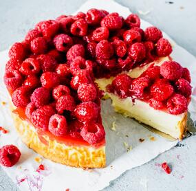 Himbeer-Cheesecake mit weißer Schokolade