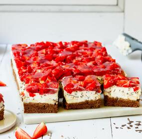 Erdbeer Stracciatella Bananen Torte vom Blech
