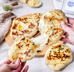 Cheesy Naan-Brot