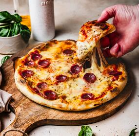 Goofy-Pizza mit Salami