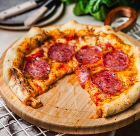 Knusprige Käserand-Pizza