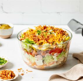 Hot-Dog-Schichtsalat