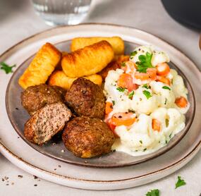 Frikadellen mit Rahmgemüse und Kroketten