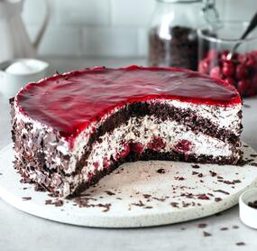 Cremige Stracciatella-Kirsch-Torte