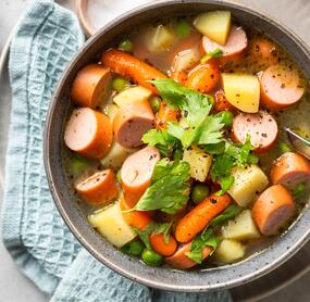 Erbsen-Möhren-Eintopf mit Würstchen