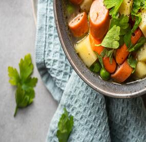 Erbsen-Möhren-Eintopf mit Würstchen