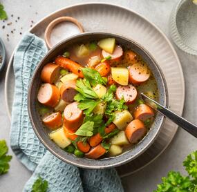 Erbsen-Möhren-Eintopf mit Würstchen