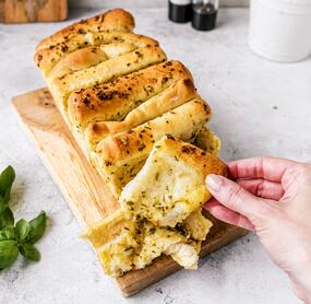 Lockeres Faltenbrot mit Kräuterbutter