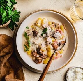 Gnocchi in Käsesoße mit Schinken und Pilzen