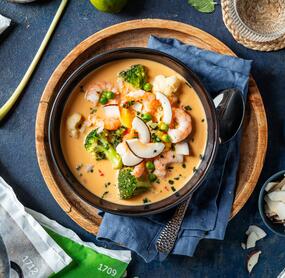 Cremige Kokossuppe mit Garnelen