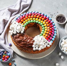 Regenbogenkuchen mit „Smarties”