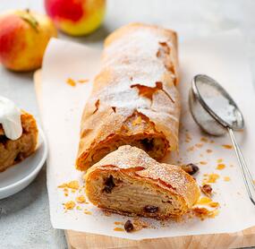 Apfelstrudel mit Rosinen