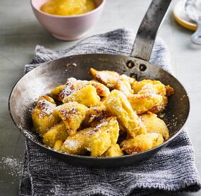 Fluffiger Kaiserschmarren mit Apfelmus