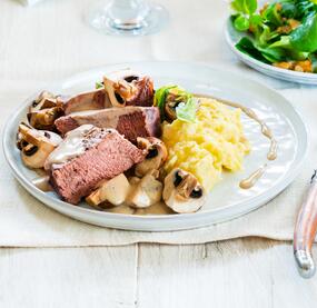 Rinderfilet mit Kartoffelstampf und Pilzsoße