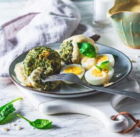 Spinatknödel mit Eiern und Senfsoße
