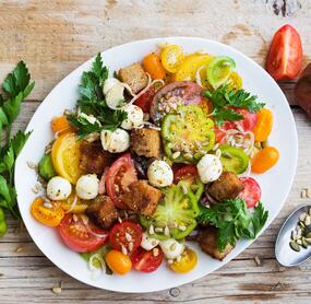 Tomatensalat mit knusprigen Brotwürfeln