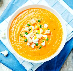 Kürbis-Blumenkohl-Suppe mit Kokosmilch