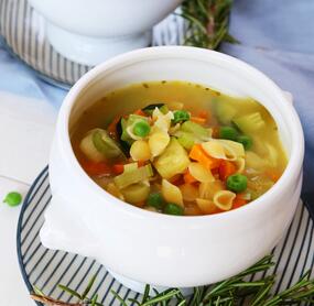 Schnelle Nudelsuppe mit Gemüse