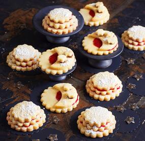 Terrassenplätzchen mit Himbeerkonfitüre