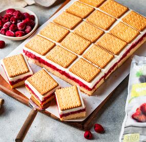 Einfacher Butterkekskuchen mit Himbeeren