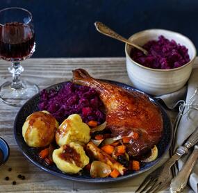 Ente mit Rotkohl, Klößen und Rotweinsoße