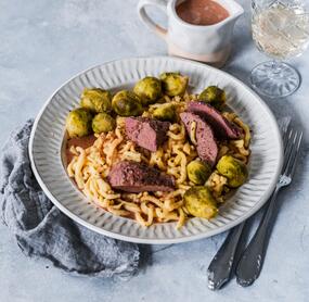 Rehrücken mit Rotweinsoße und Spätzle