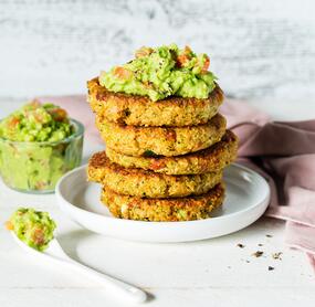 Zucchini-Tomaten-Puffer mit Avocadocreme
