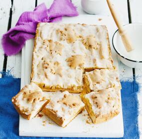 Gedeckter Apfelkuchen mit Zuckerguss