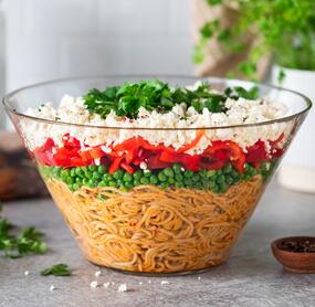 Schneller Spaghetti-Schichtsalat Djuvec Style