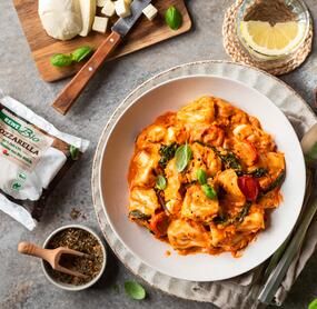 Tortellini in cremiger Tomate-Mozzarella-Sauce