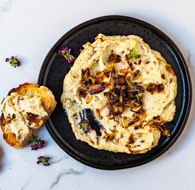 Würziger Zwiebel-Cheddar-Dip