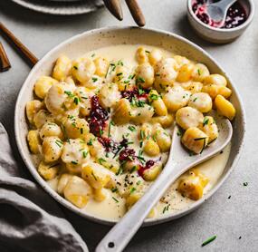 15-Minuten-Camembert-Gnocchi mit Preiselbeeren