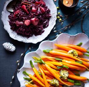 Weihnachtlicher Rotkohl und gedünstete Karotte mit italienischer Kräuterbutter