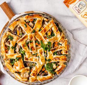 Einfacher Hähnchen-Auflauf mit Blätterteig-Knusper-Topping