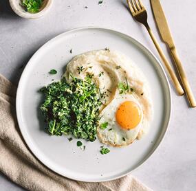Low-Carb Spiegelei mit Rahmspinat und Blumenkohlpüree