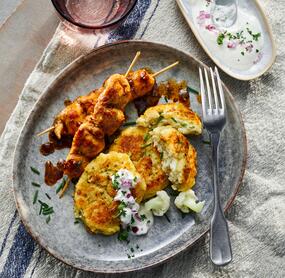 Blumenkohlbratlinge mit Hähnchenspießen