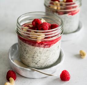 Chia-Pudding mit Himbeerpüree